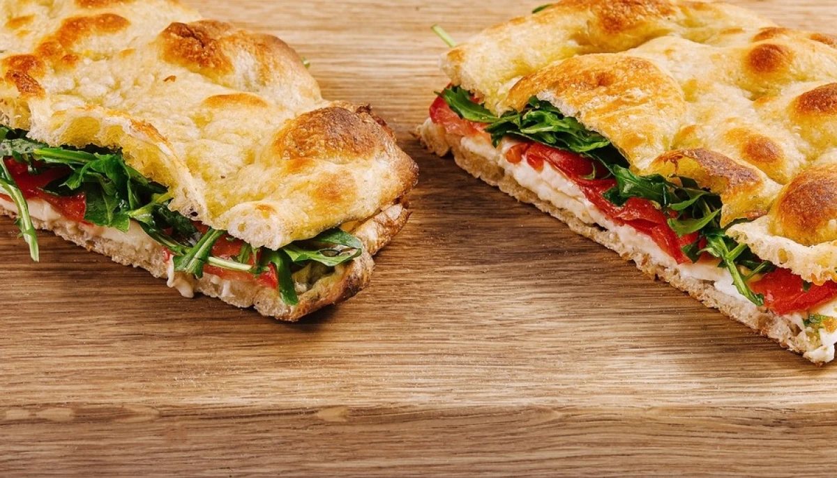 Panini à la tomate, roquette et fromage
