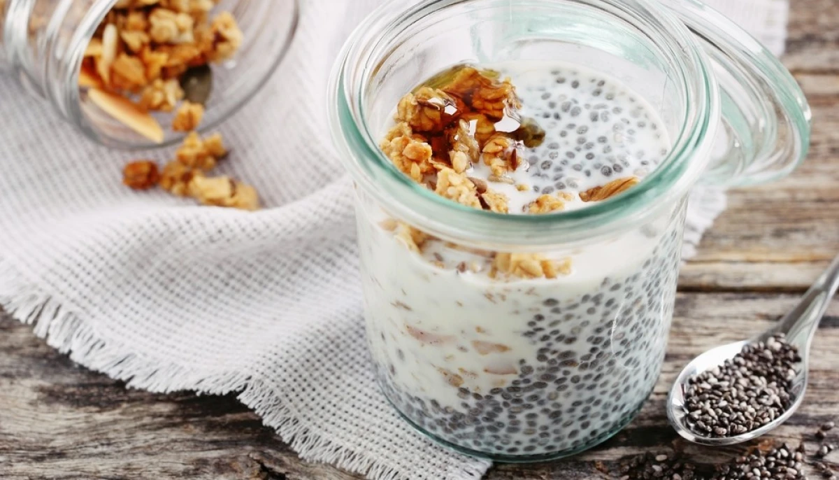 Pudding de chia au lait végétal et granola