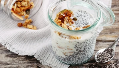 Pudding de chia au lait végétal et granola