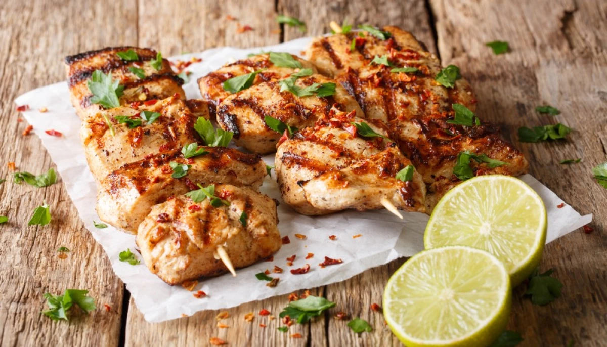 Brochettes de poulet mariné au citron et herbes