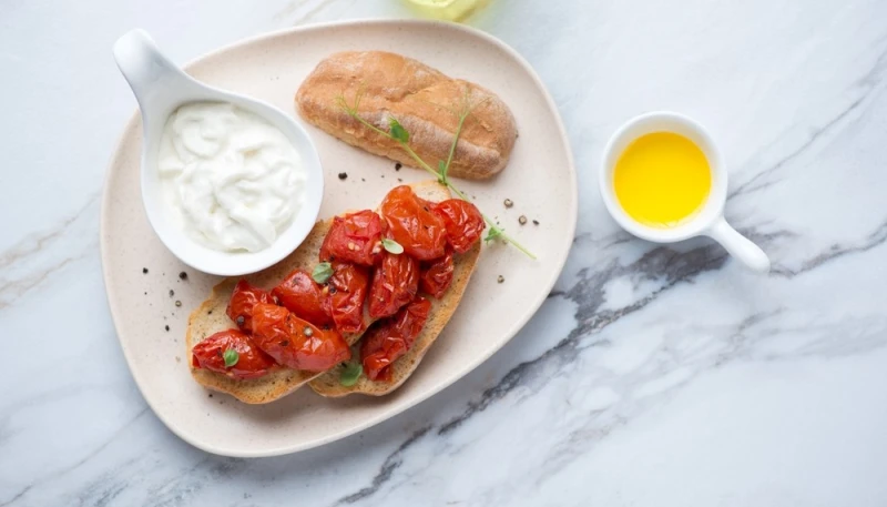 Bruschettas tomates-basilic, à l'huile d'olive