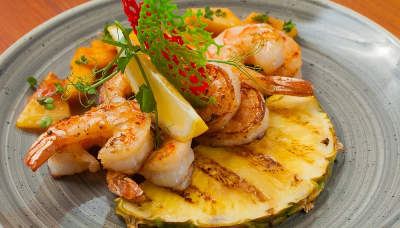 Crevettes grillées à l'ananas