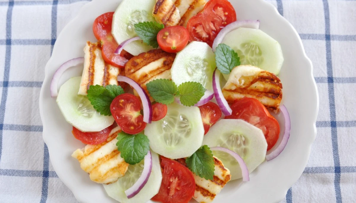 Halloumi grillé, salade de concombre et menthe