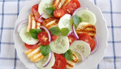 Halloumi grillé, salade de concombre et menthe