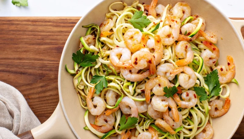 Poêlée de crevettes à l’ail et courgettes