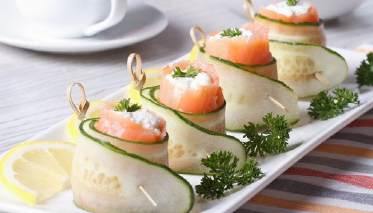 Rouleaux de concombre au saumon fumé