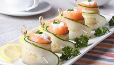 Rouleaux de concombre au saumon fumé