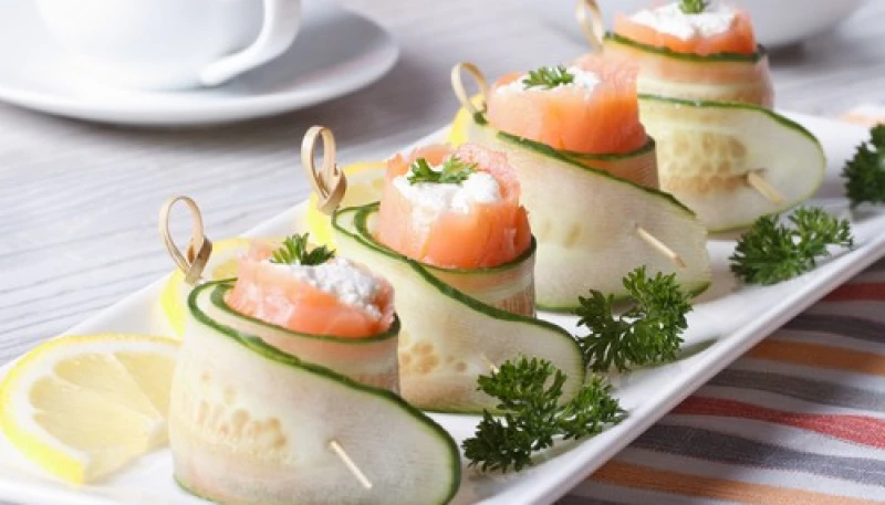 Rouleaux de concombre au saumon fumé