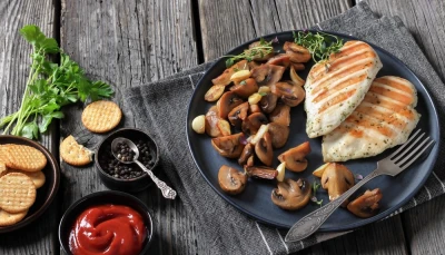 Blanc de poulet grillé aux champignons sautés