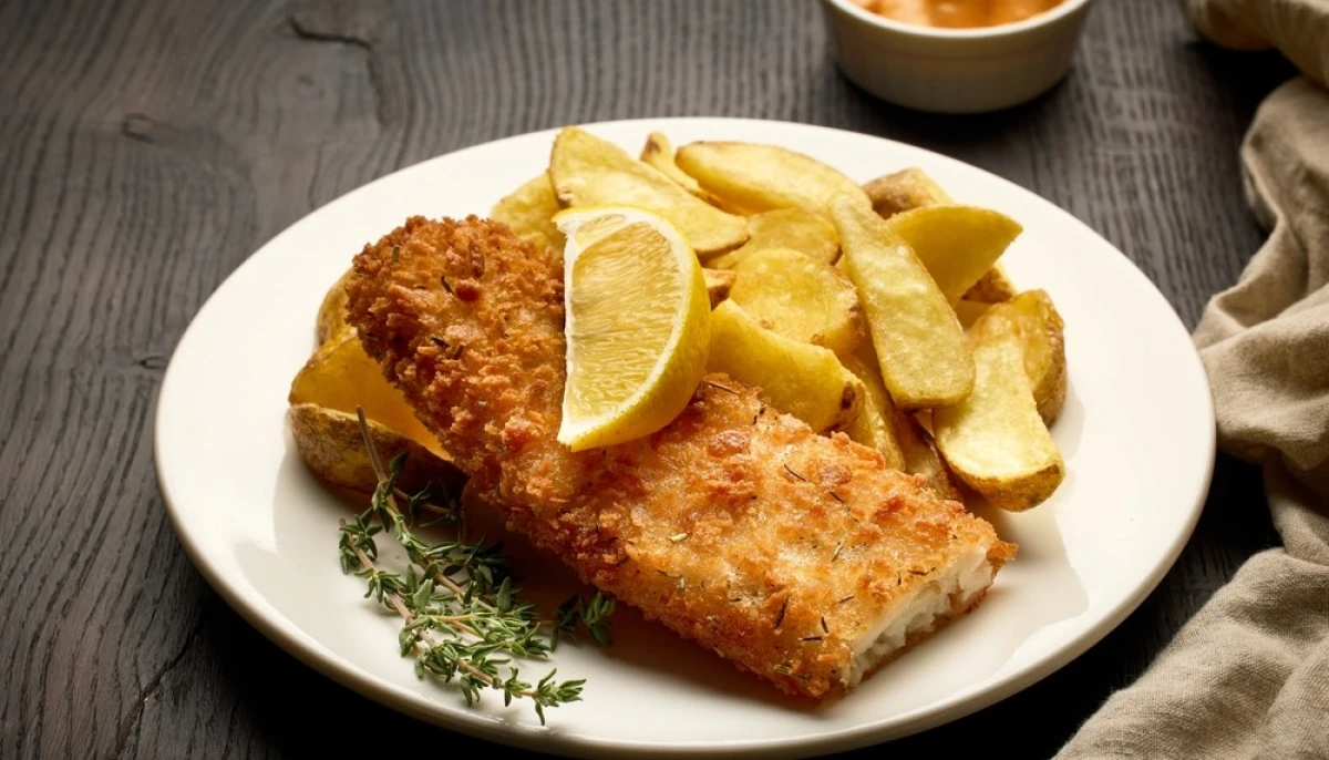 Filet de poisson pané et frites maison