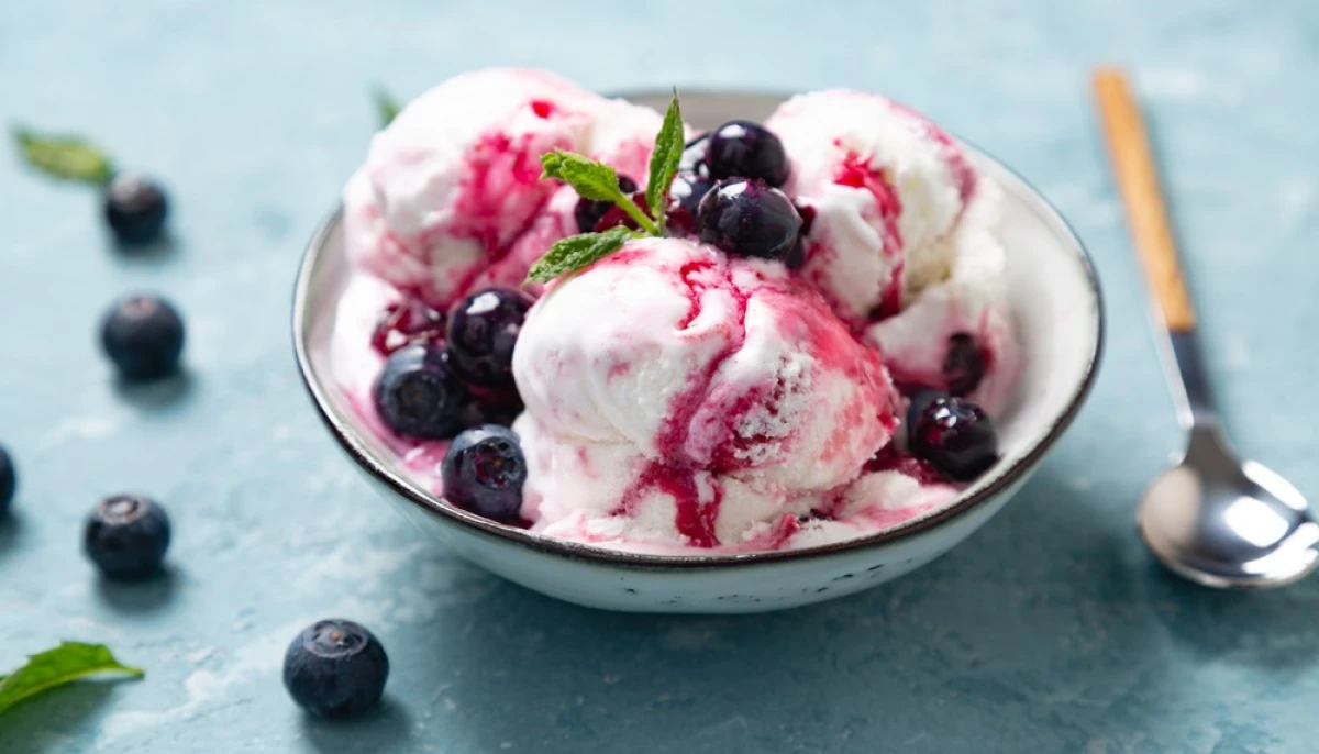 Glace à la vanille et coulis de myrtilles fraîches