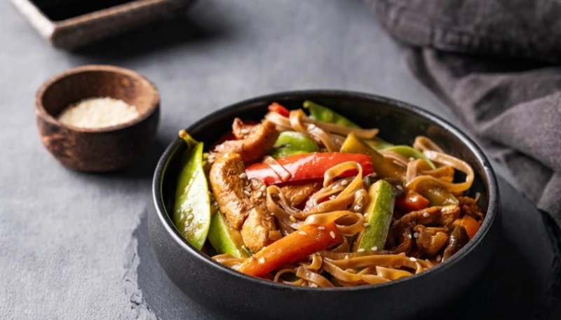 Nouilles sautées à la sauce soja et légumes