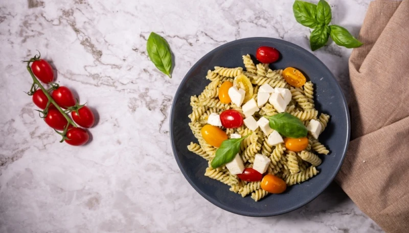 Pâtes froides pesto et tomates cerises