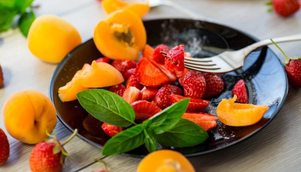 Salade fraîche de fraises et d'abricots d'été