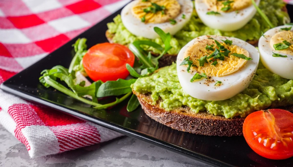 Sandwich frais avocat, œuf dur et tomate