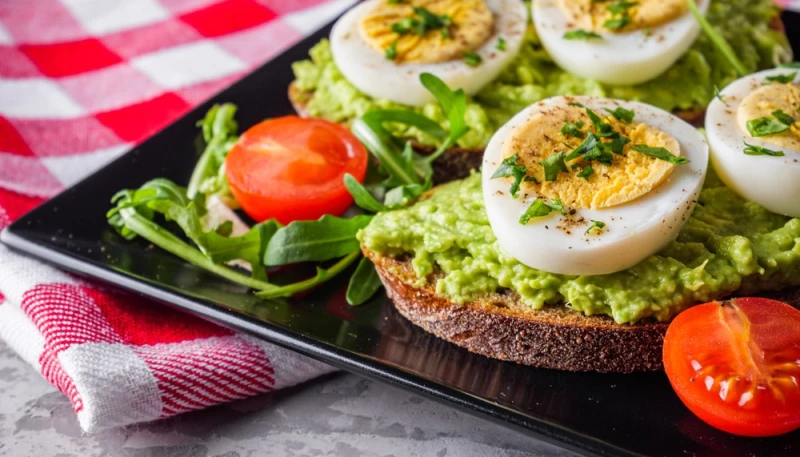 Sandwich frais avocat, œuf dur et tomate