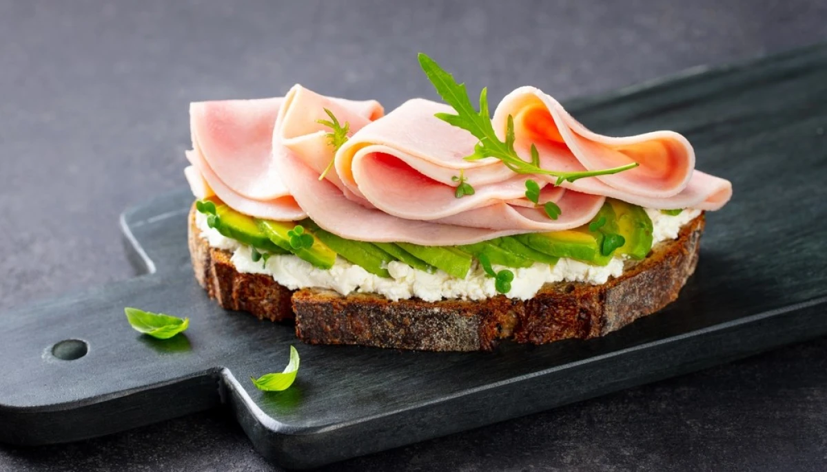 Tartine au jambon et avocat