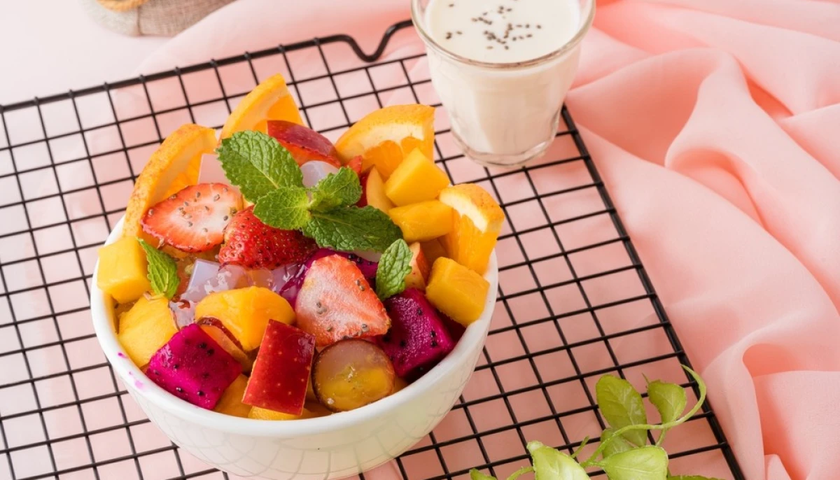 Salade de fruits en conserve à la menthe