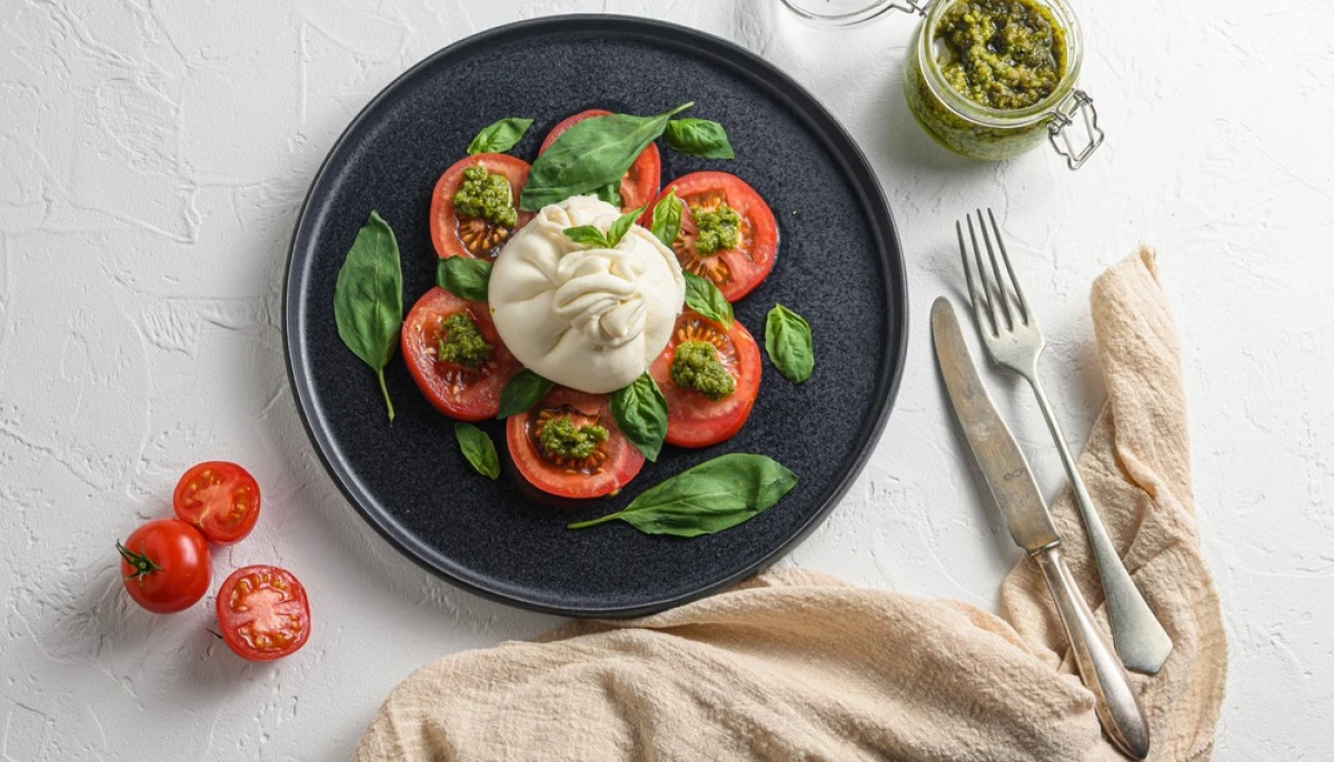 Salade de tomates anciennes, burrata & pistaches