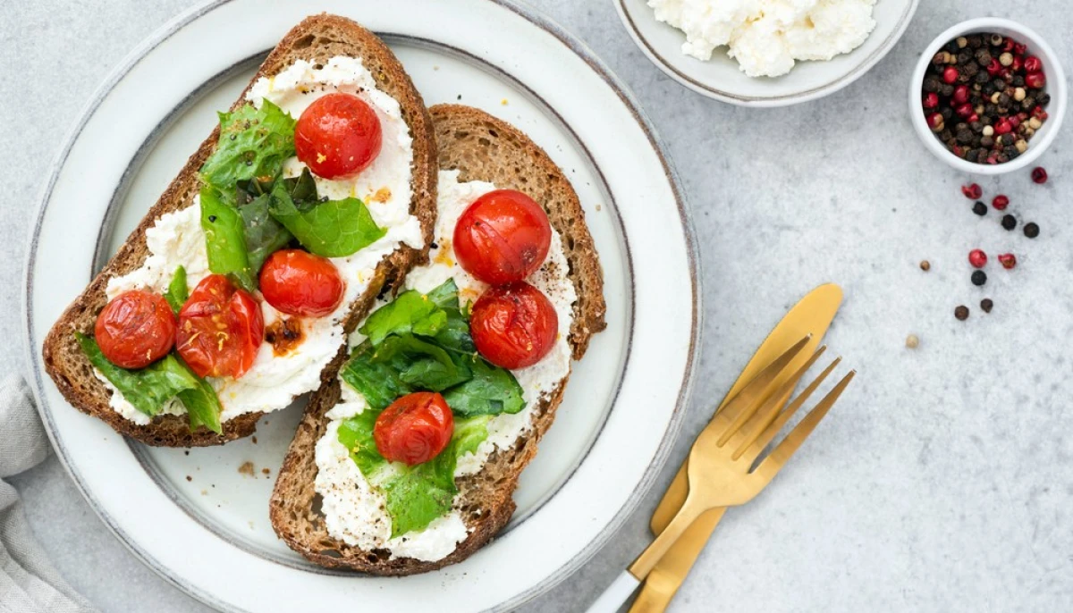 Tartines méditerranéennes à la tomate et au chèvre