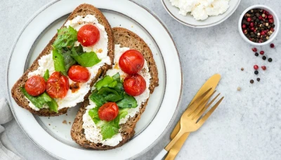 Tartines méditerranéennes à la tomate et au chèvre