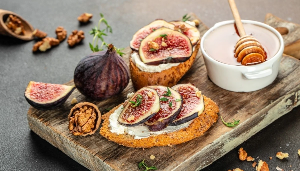 Bruschetta avec figues, miel et fromage