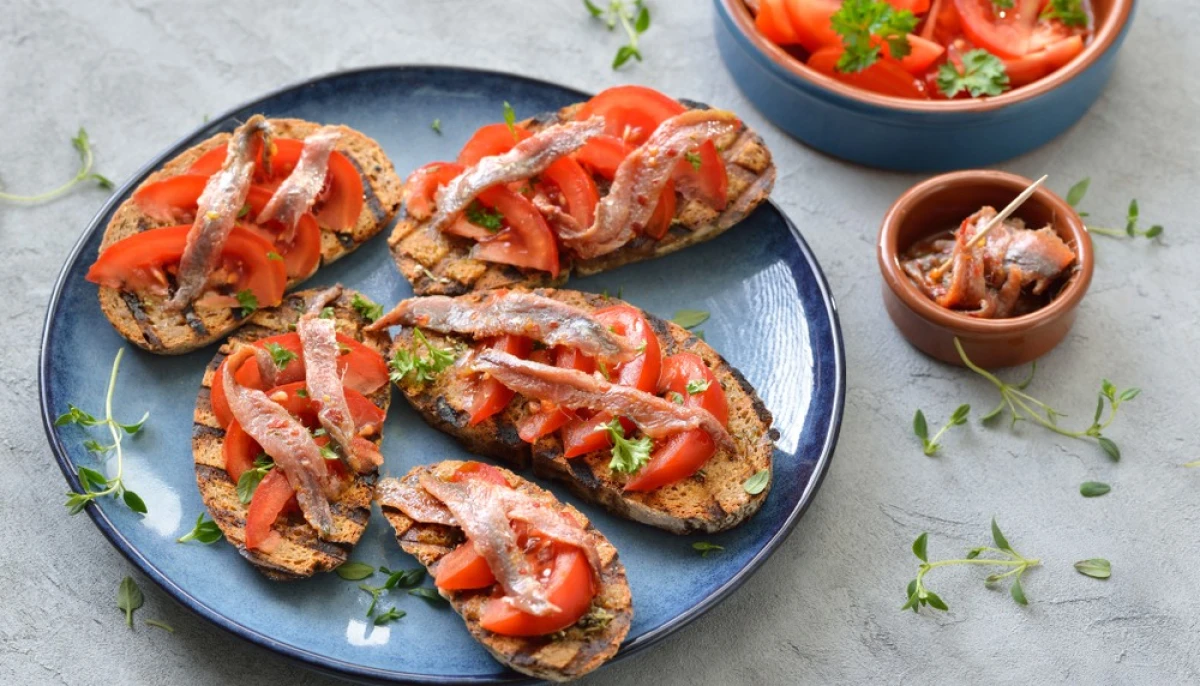 Bruschettas aux tomates fraîches et anchois