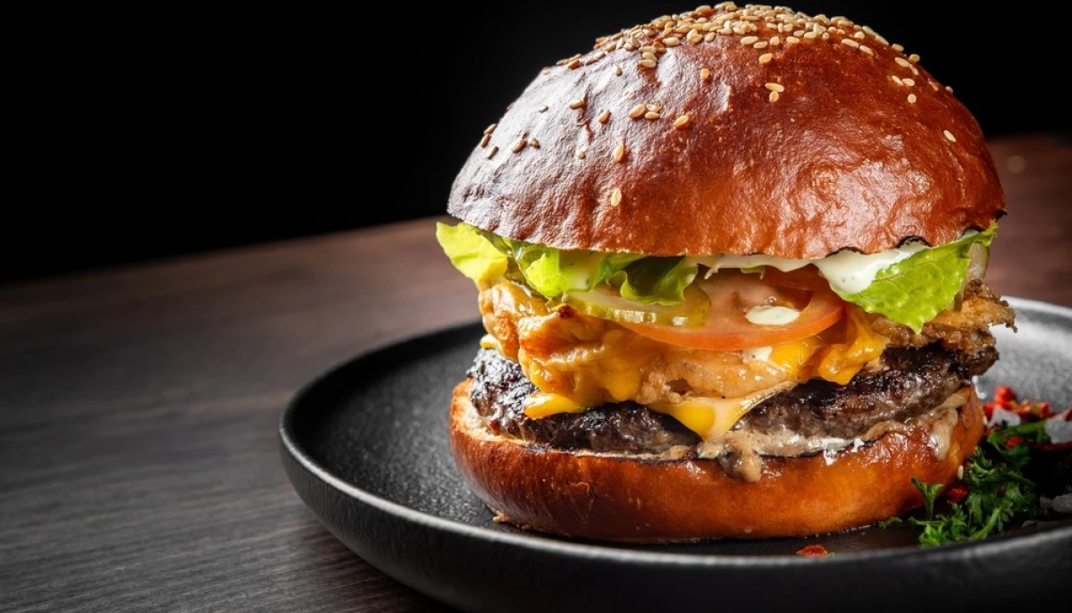 Délicieux hamburger gourmet avec fromage fondu