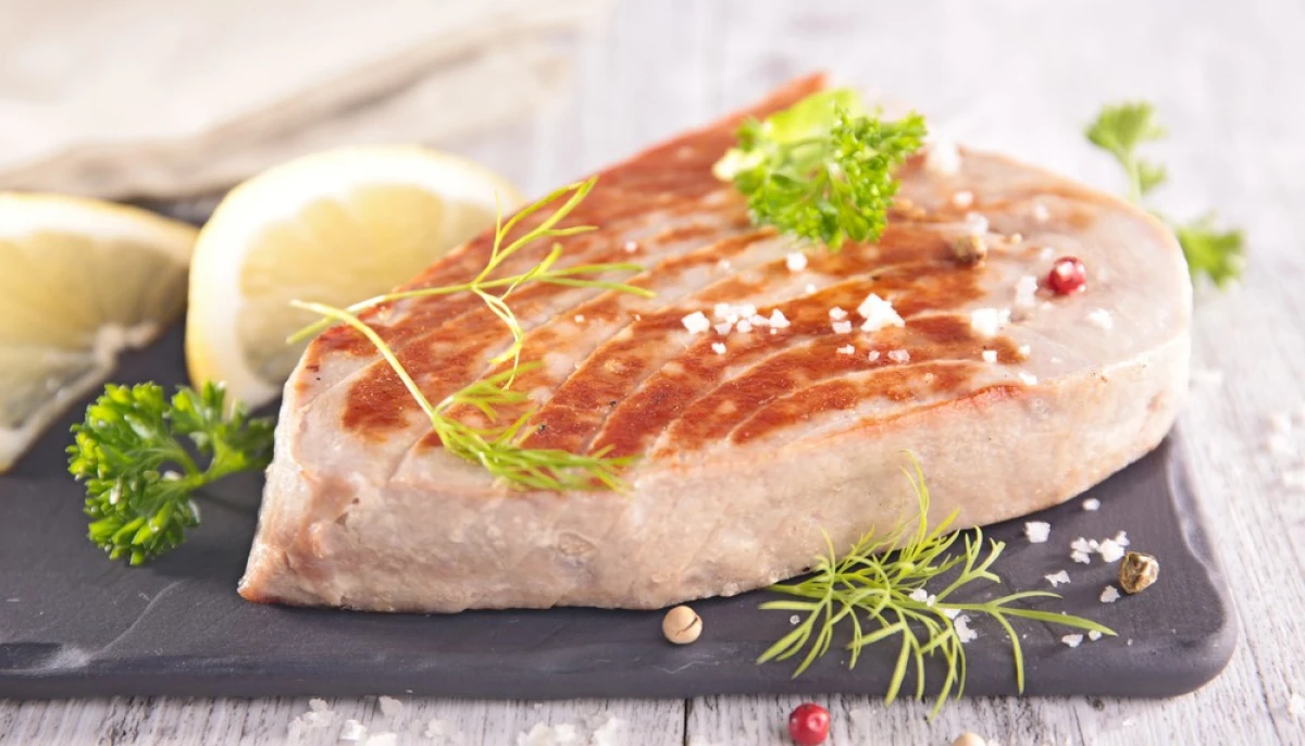 Délicieux steak de thon grillé