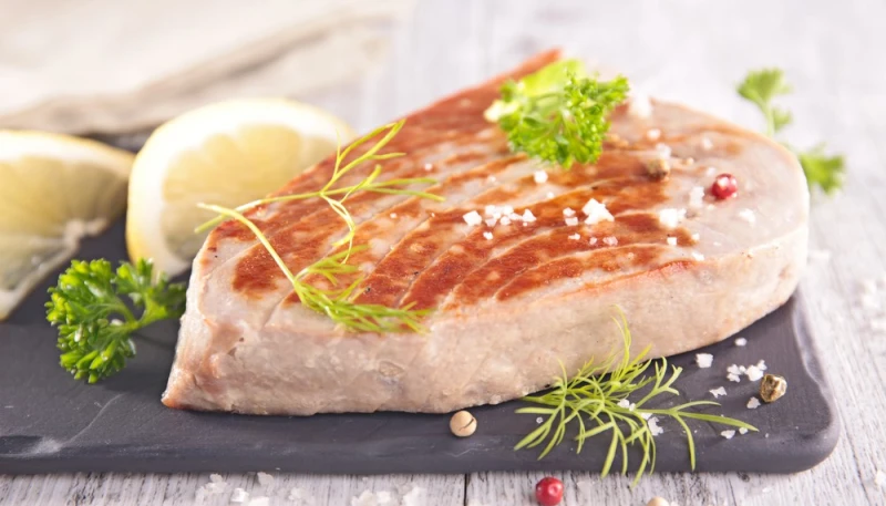 Délicieux steak de thon grillé
