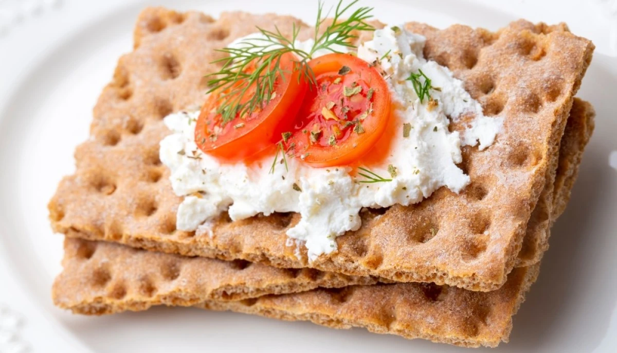 Pain à croûte de seigle frais avec fromage