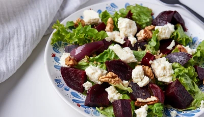 Salade de betterave, fromage frais et noix