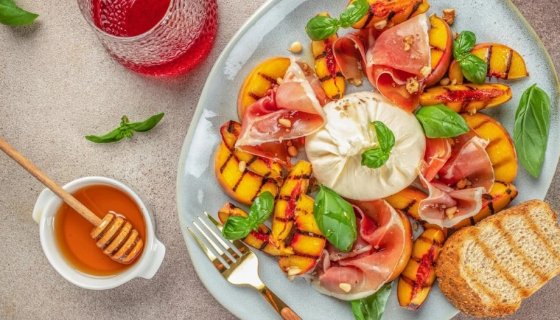 Salade de pêche grillée avec burrata