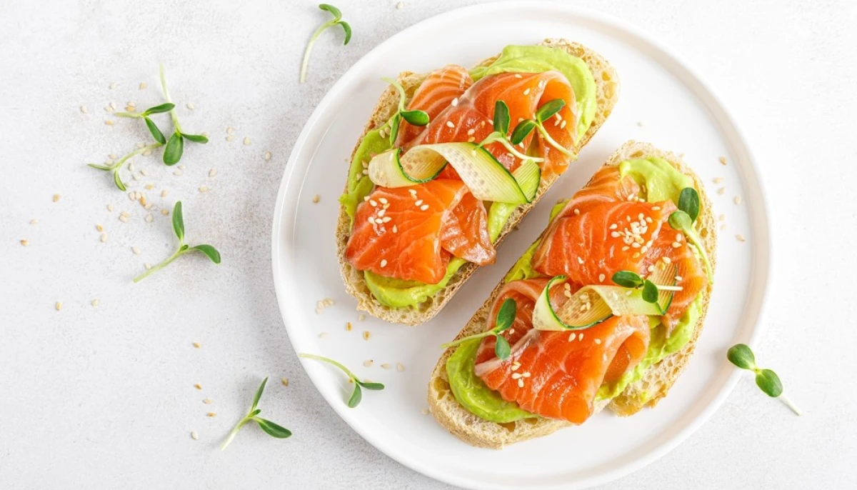 Sandwichs ouverts au saumon salé et à l’avocat