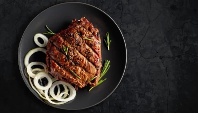 Steak de bœuf ribeye grillé au romarin