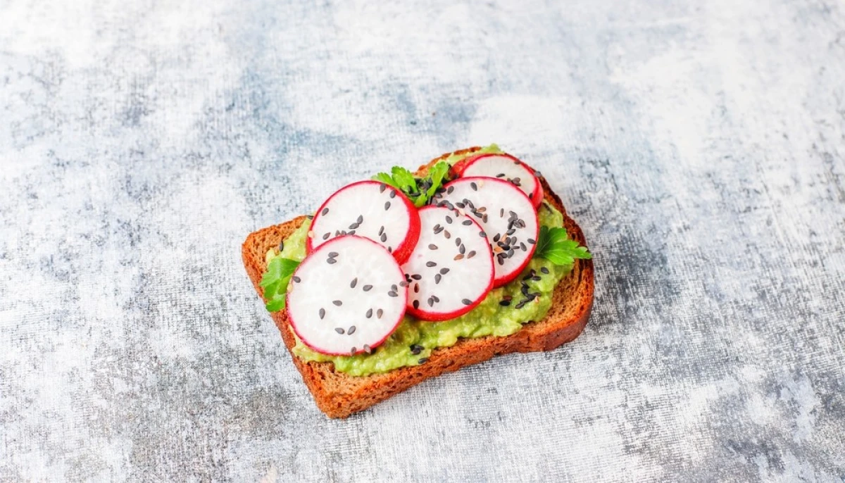 Tartine croquante à l’avocat et radis