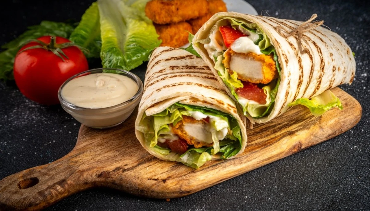 Wrap croustillant au poulet, légumes frais