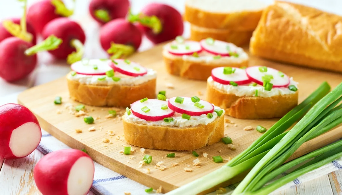 Tartines de fromage frais et radis croquants