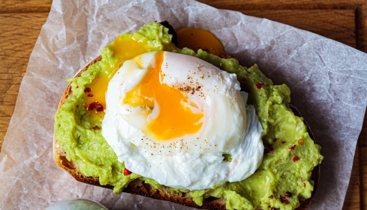 Œuf poché sur toast à l'avocat