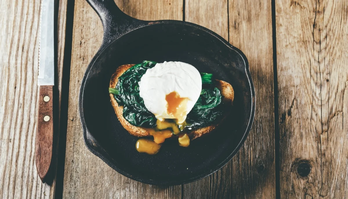 Œufs pochés sur lit d’épinards