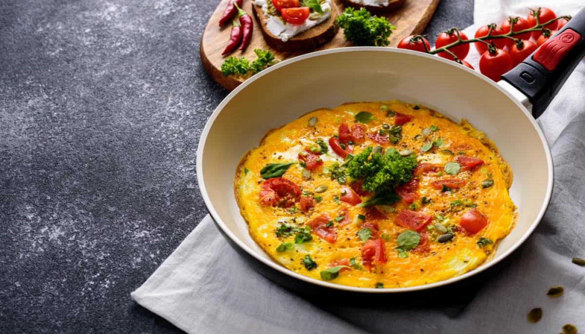 Omelette à la tomate et fines herbes
