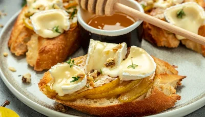 Toasts brie, miel & noix (réveillon)