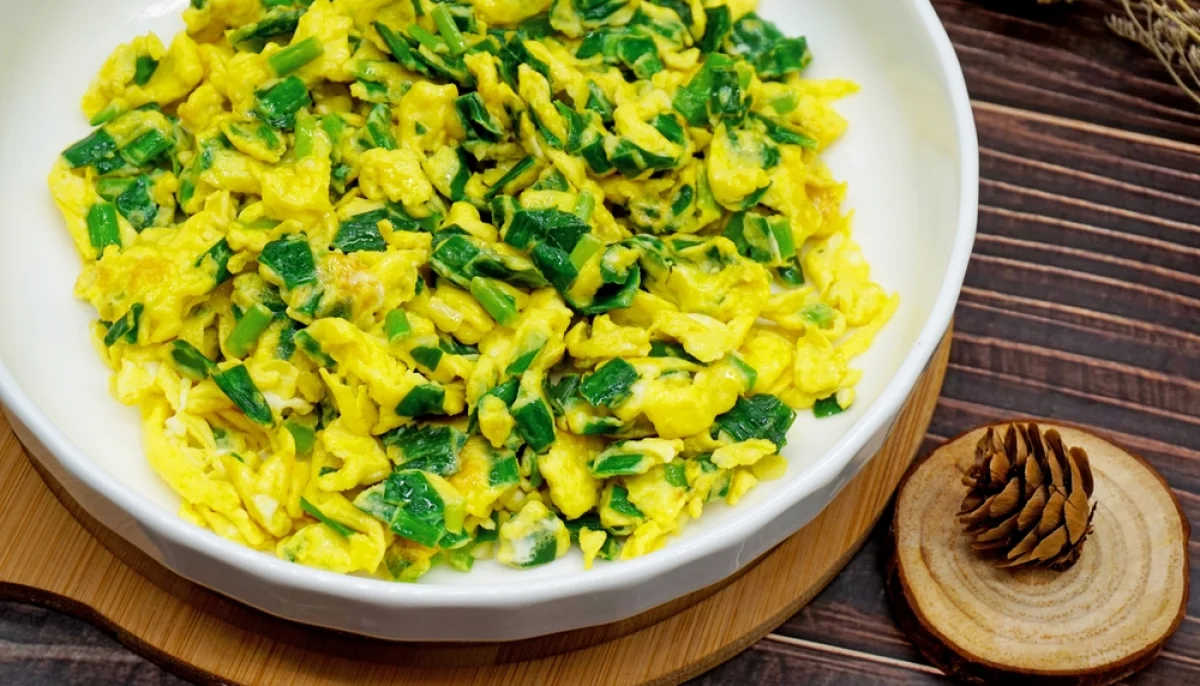 Poêlée de poireaux aux œufs brouillés