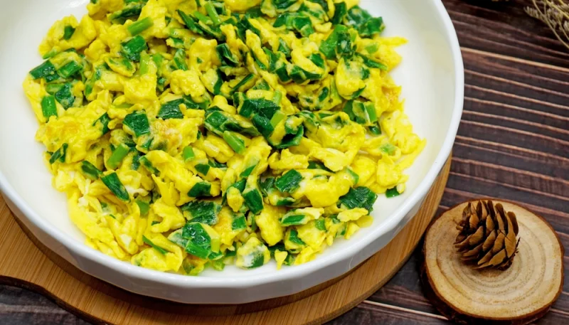 Poêlée de poireaux aux œufs brouillés