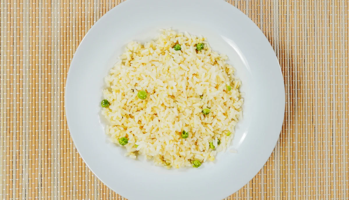 Riz sauté aux œufs et petits pois