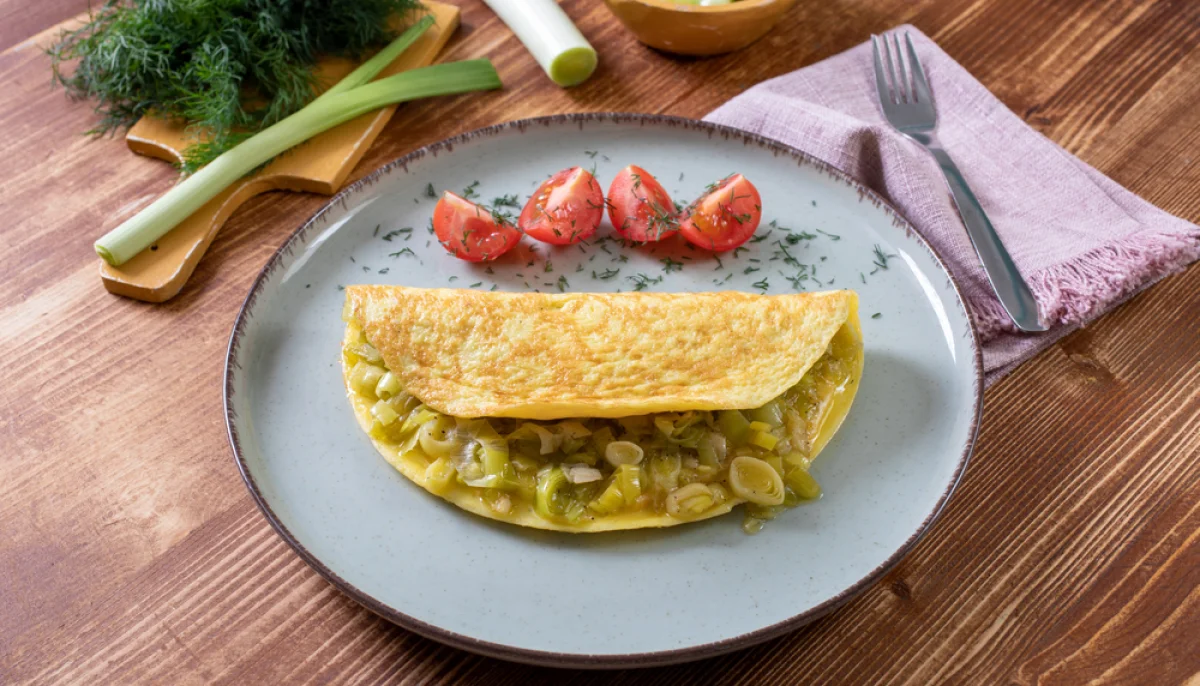 Omelette poireaux-fromage