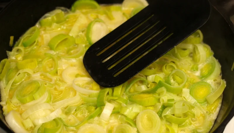 Poêlée de poireaux au curry doux