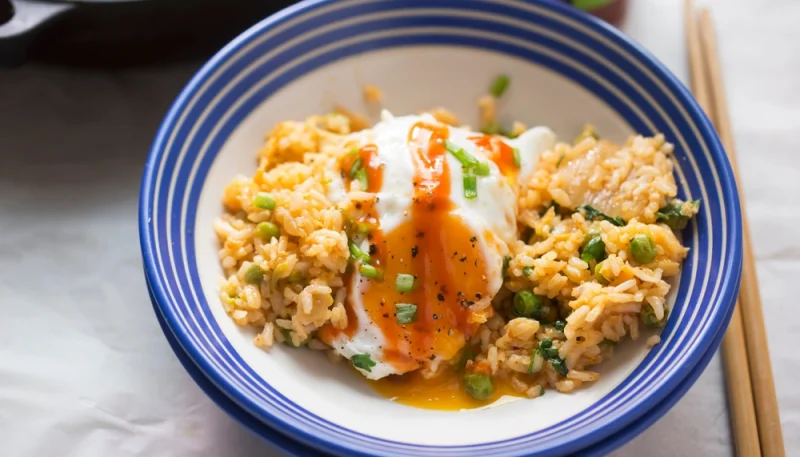 Riz aux légumes et œuf poché