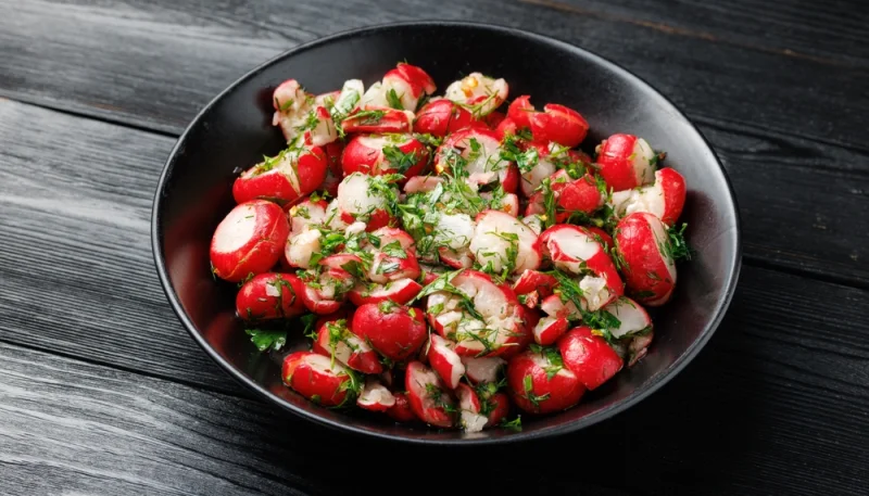 Salade de radis aux herbes fraîches
