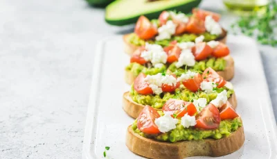 Bruschettas avocat tomate feta